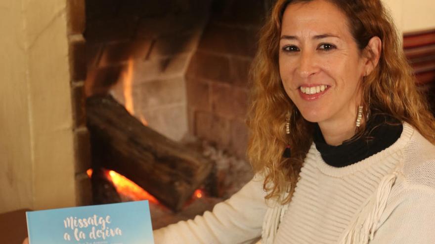 Eva Tur Antonio con su libro en Santa Gertrudis.