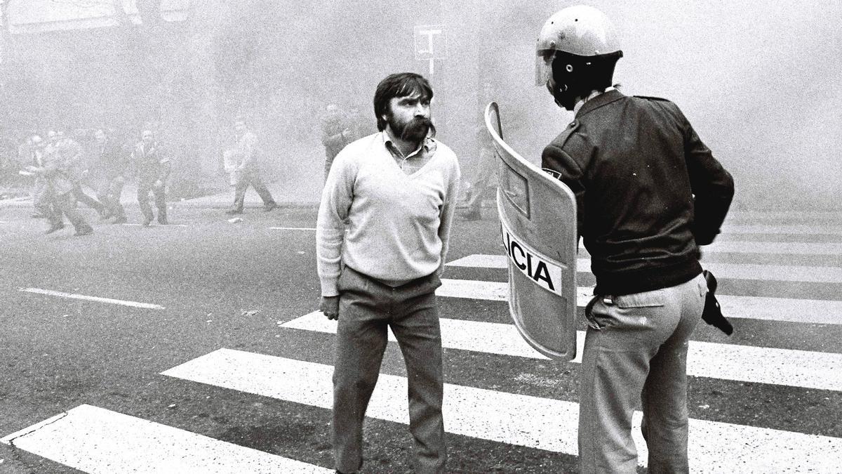 Miluco frente a un Policía del Estado durante una protesta en los ochenta