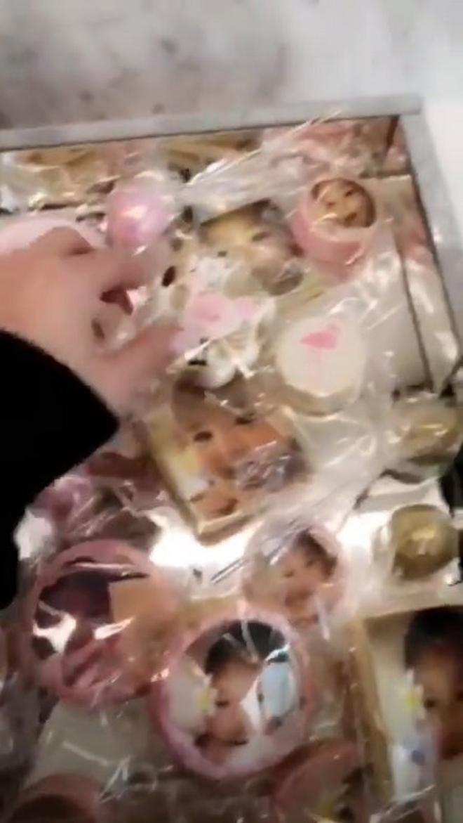 Más galletas con la cara de True, para recibir a Khloé en su casa