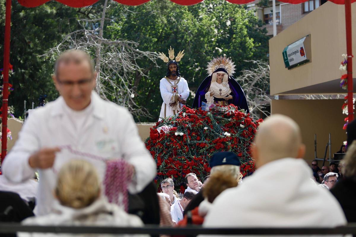 Las imágenes de Jesús Cautivo y la Virgen de la Trinidad, en el Hospital Civil, durante su traslado este Sábado de Pasión de 2026