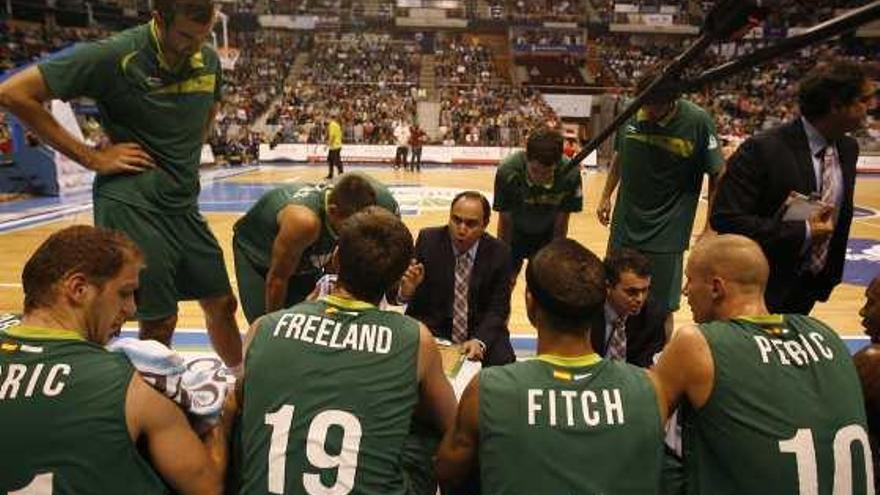 Mateo da sus instrucciones a los cuatro jugadores sentados, en los que más confía y más minutos da: Zoric, Freeland, Fitch y Peric.