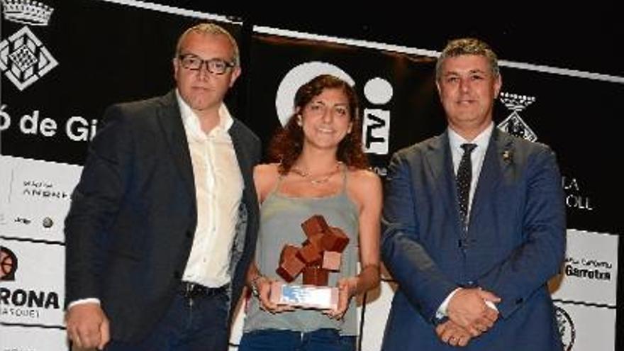 El president del CPA Olot, Josep Sagués, i una patinadora van recollir el premi de mans del diputat Carles Salgas.