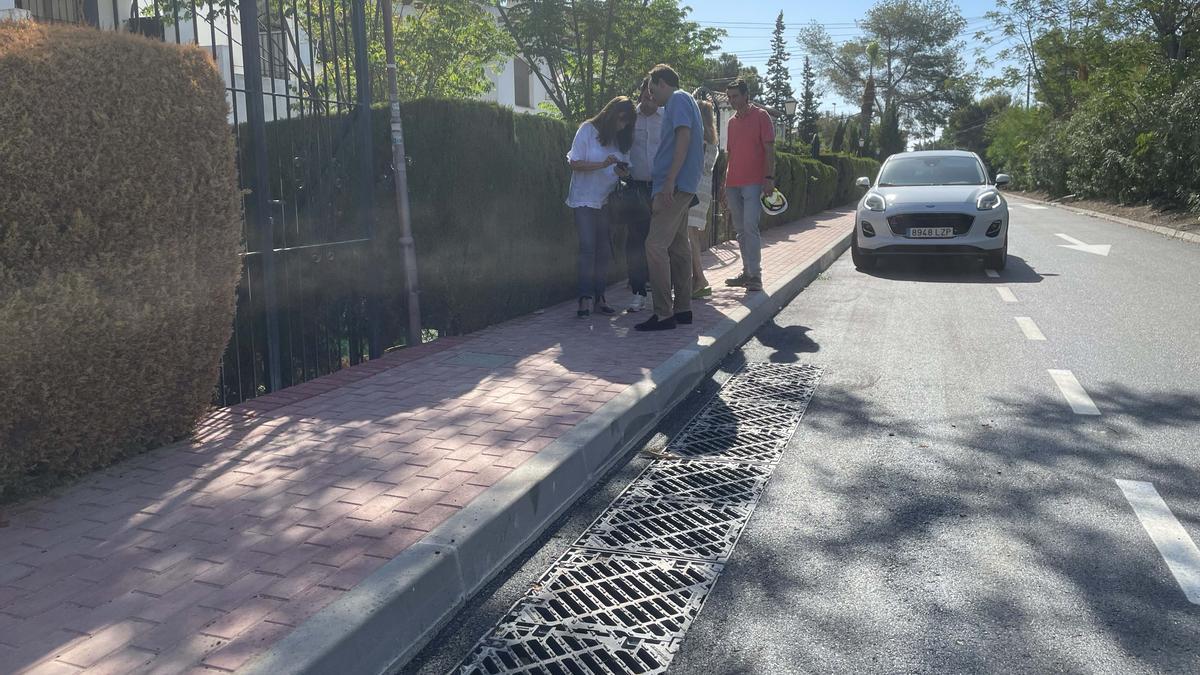 Rejilla de uno de los nuevos colectores de aguas pluviales en Lago Jardín