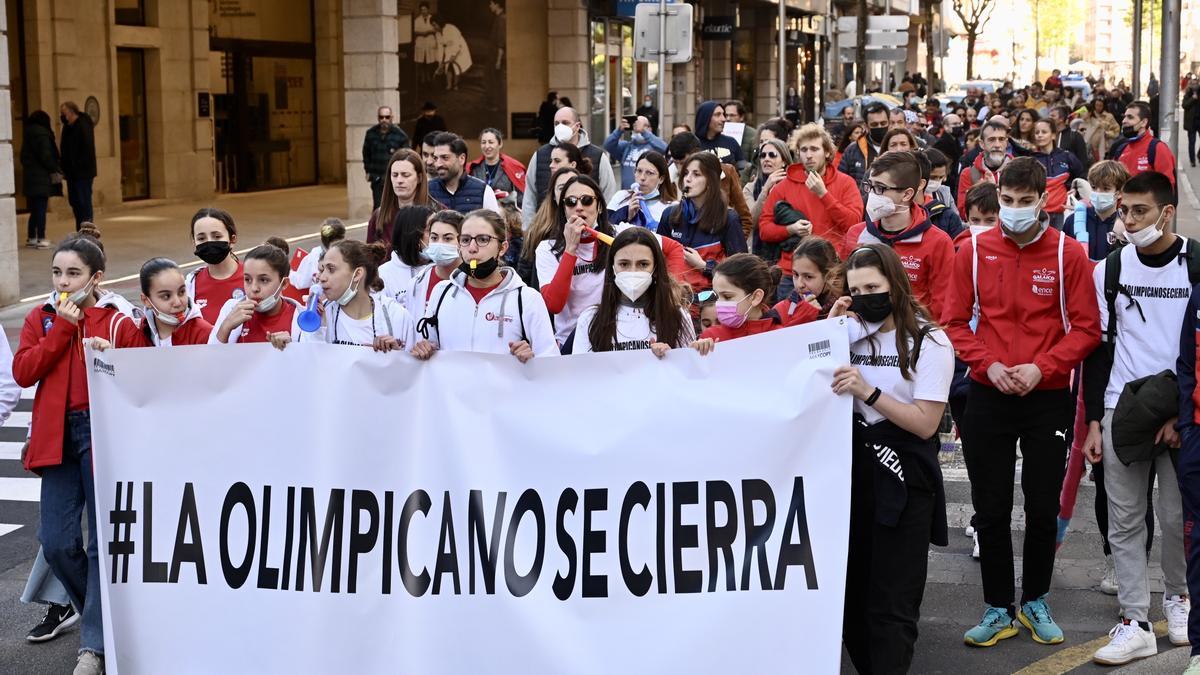 Una de las manifestaciones contra el cierre de la piscina olímpica