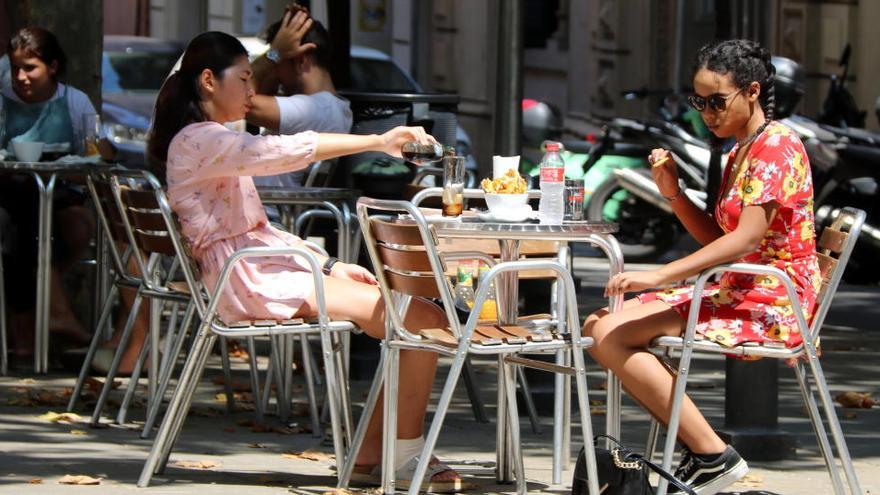 Dues noies a la terrassa d&#039;un bar de Barcelona