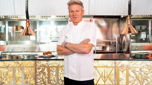 Gordon Ramsay en la barra de la cocina abierta de su nuevo restaurante en Ibiza. | HELL’S KITCHEN