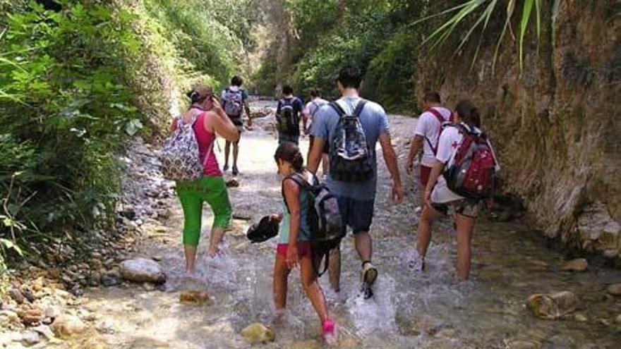 Varios excursionistas recorren el río Chíllar.
