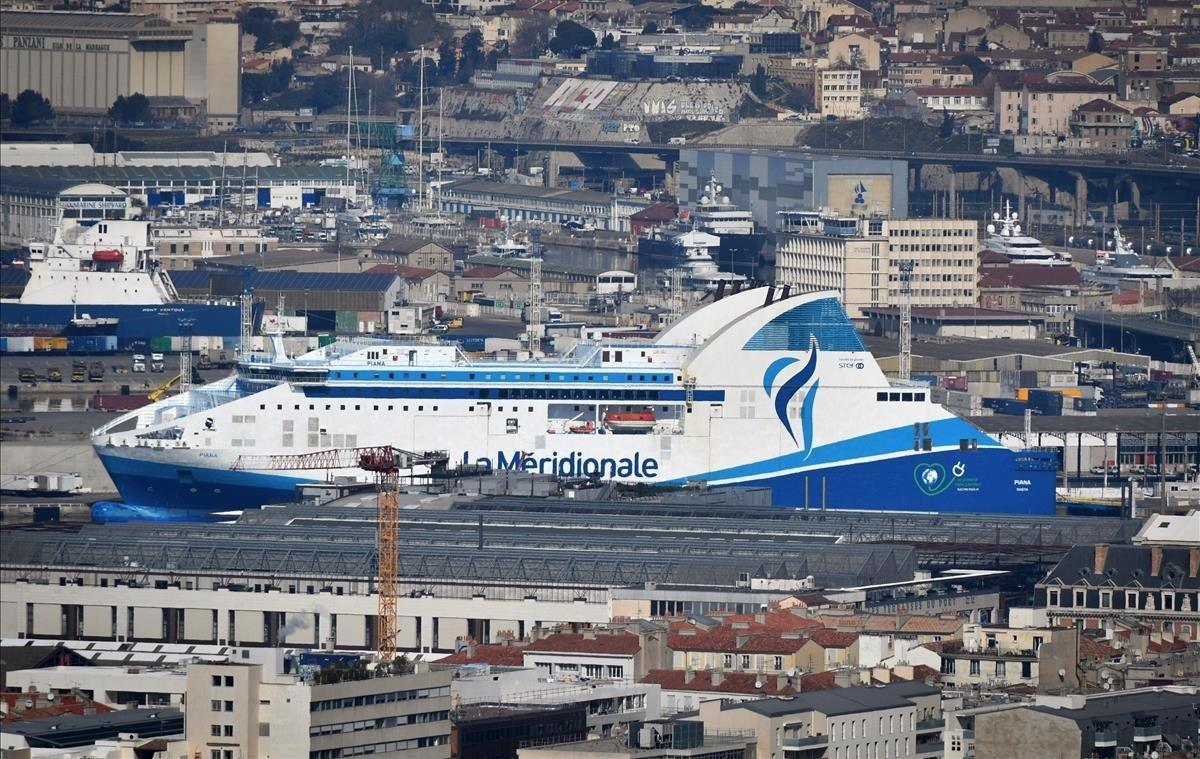 Un ferry de Piana de la empresa La Meridionale atracado en el puerto de Marsella, en el sur de Francia.