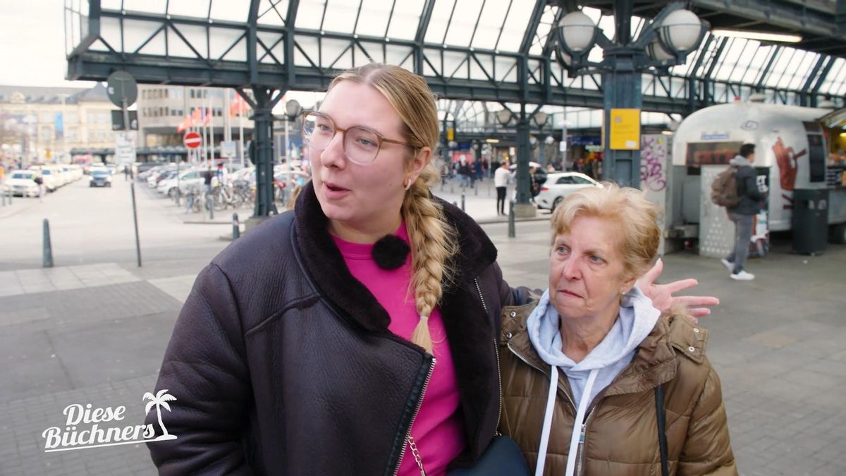 Joelina mit ihrer Oma Rosi.