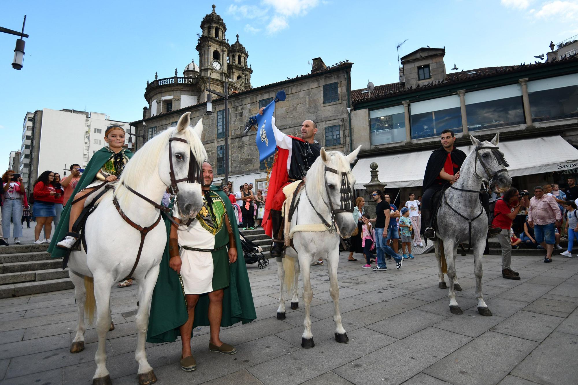 Cortesanos, bufones, damas y caballeros celebran el retorno de su señor: la Feira Franca anima Pontevedra