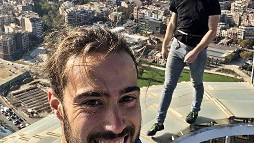Escalen la Torre Agbar per fer-se un «selfie»