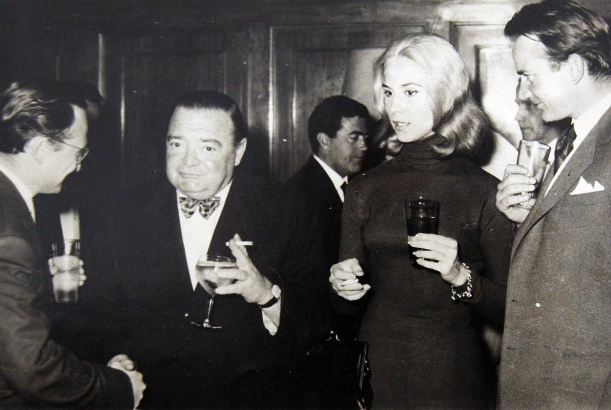 El periodista malagueño saluda al actor Peter Lorre en el Hotel Miramar en 1959.