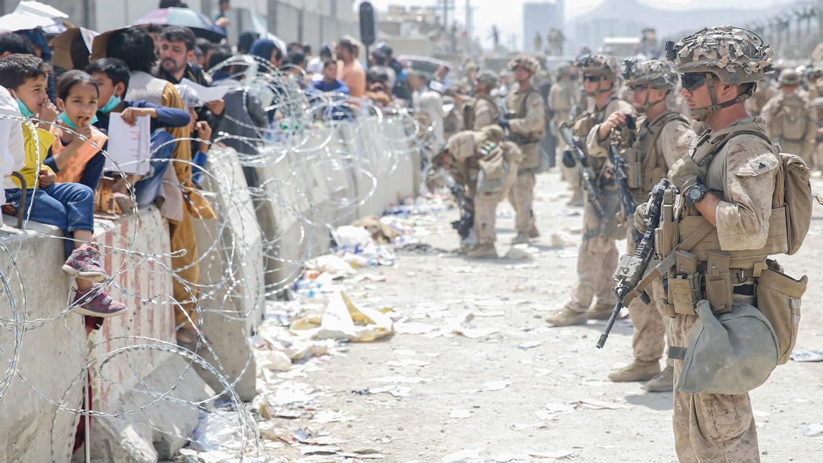 Militares estadounidenses custodiando el aeropuerto de Kabul durante la evacuación tras la toma de la capital por los talibanes, este sábado.