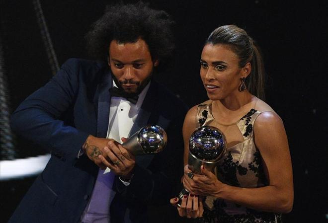 El jugador brasileño del Real Madrid, Marcelo, y la futbolista brasileña Marta posan con sus premios durante la entrega de premios FIFA the Best 2018 en Londres