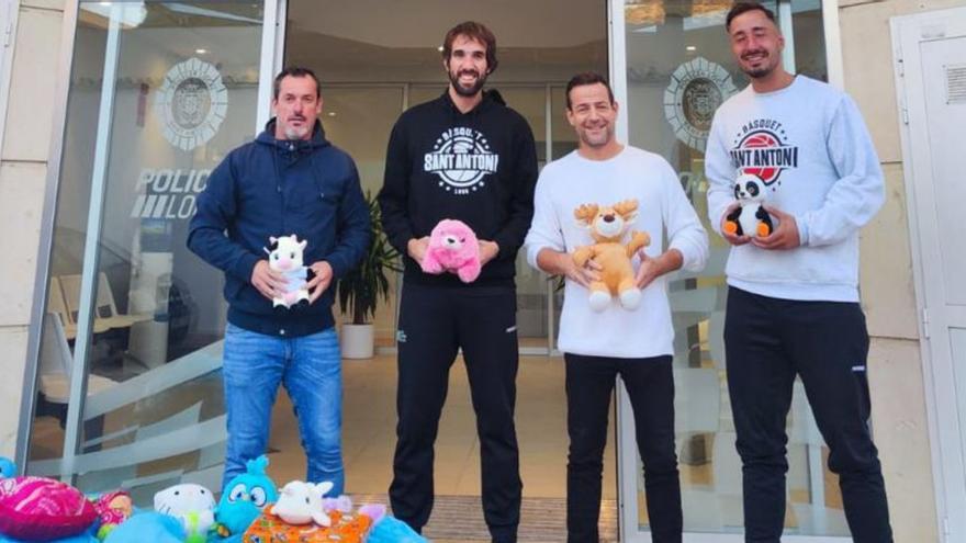 Solidario. El CB Sant Antoni entrega peluches | CBSA