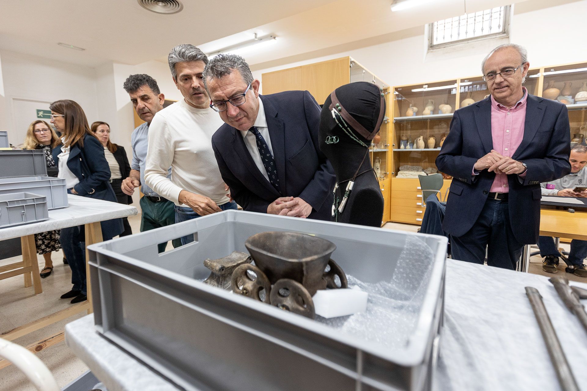 Toni Pérez visita el montae de la nueva exposición del MARQ