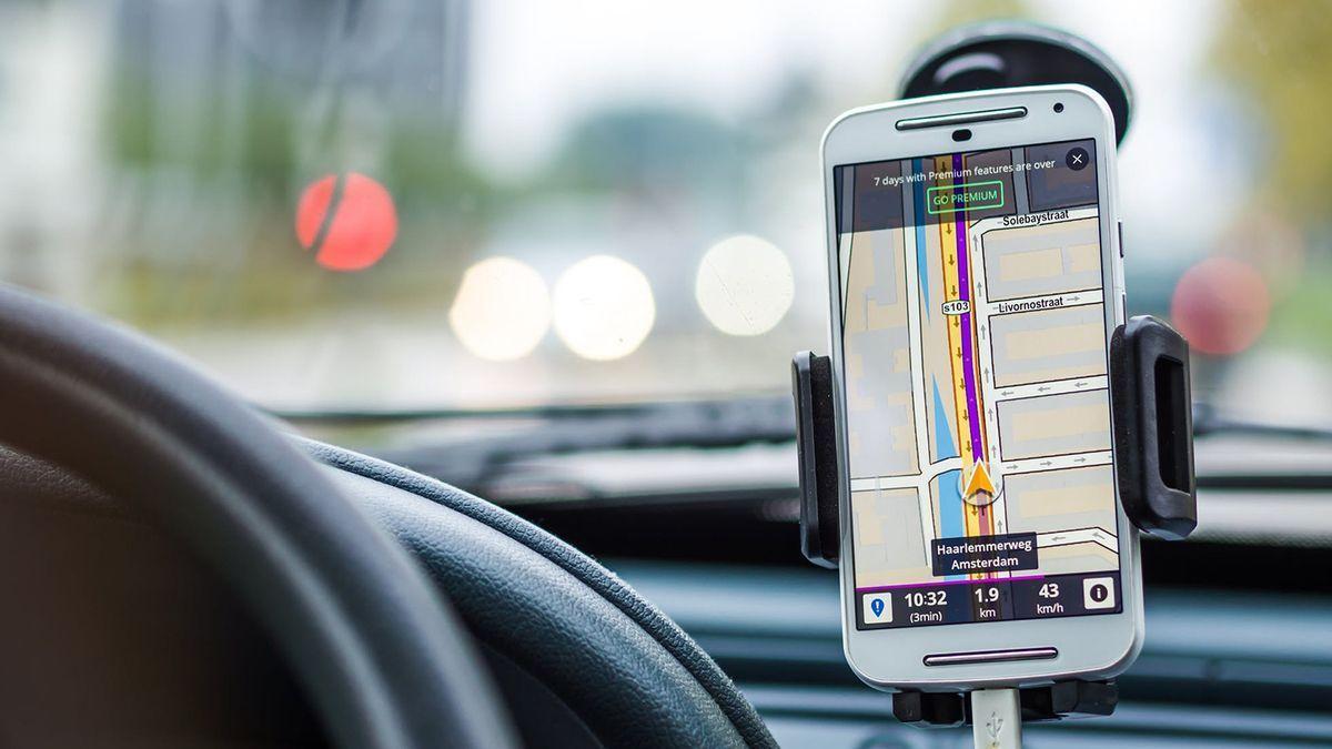 La multa por usar el GPS del móvil que pilla por sorpresa a miles de conductores