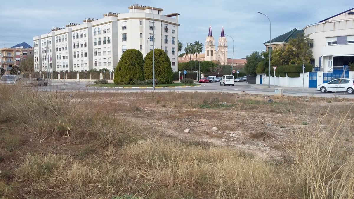 Un solar de Gandia apto para la construcción de viviendas que está desaprovechado entre las avenidas de Benirredrà y de les Esclaves.