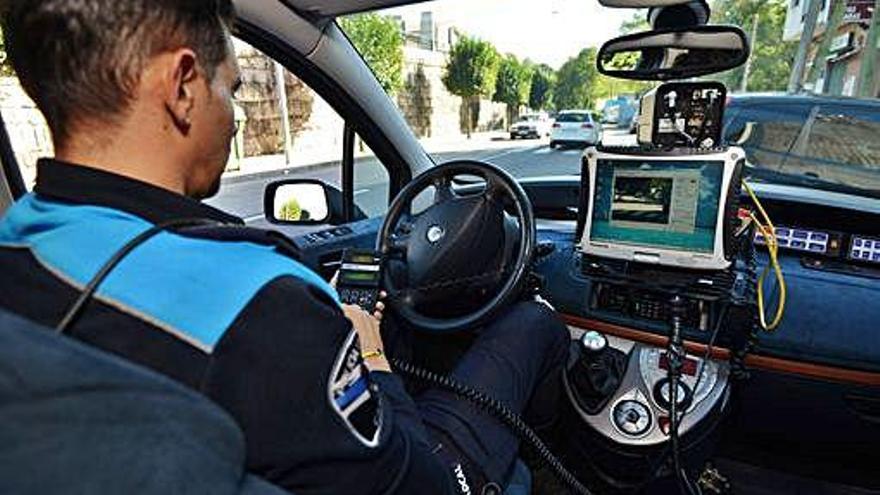 Un agente de la Policía Local durante un control de velocidad.