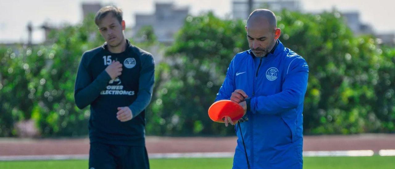 Paco Jémez, entrenador de la UD Ibiza, y el futbolista Javi Lara, durante un entrenamiento.