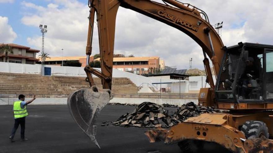 Una máquina retroexcavadora durante los trabajos de adecuación del campo de fútbol Enrique Miralles de Crevillent.