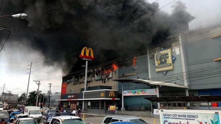 Al menos 37 muertos en el incendio en un centro comercial en Filipinas