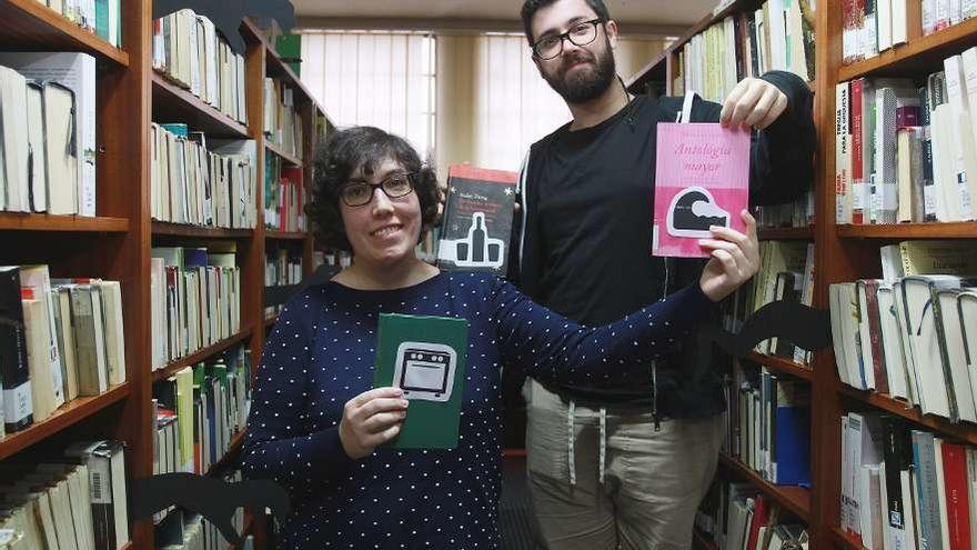 Trabajadores de la Biblioteca encargados de la selección muestran algunos de los títulos. // Iñaki Osorio