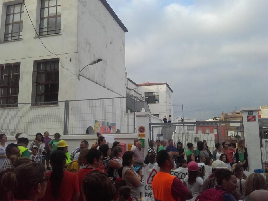 Protesta por el mal estado del colegio de la Font d'en Carròs