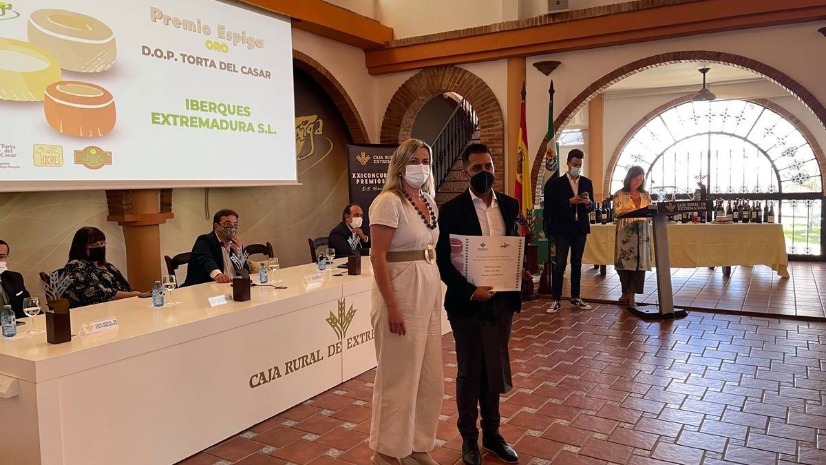 La presidenta de la Asamblea de Extremadura, Blanca Martín, entrega la Espiga de Oro a la Torta del Casar de Iberqués Extremadura.
