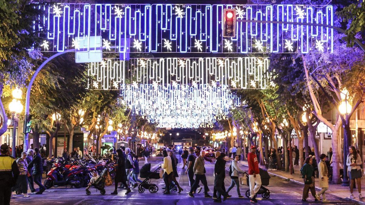 Alumbrado navideño instalado en la Rambla de Méndez Núñez, situada en el centro de la ciudad de Alicante, en una imagen tomada durante unas pasadas fiestas. | PILAR CORTÉS