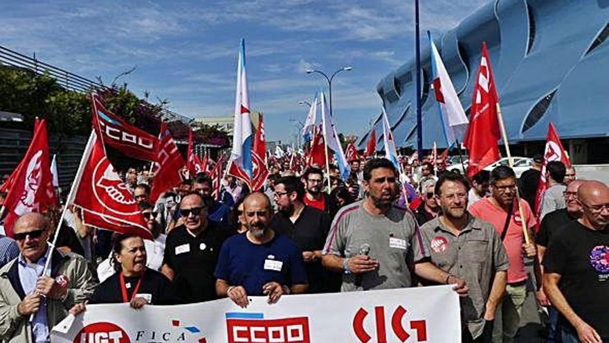 La manifestación de trabajadores frente a la factoría de PSA en Balaídos, ayer en Vigo.