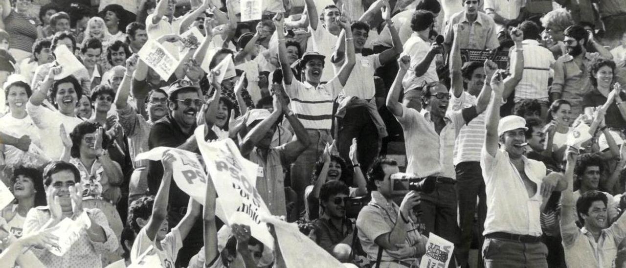 Mitin del PSOE el 17 de octubre de 1982 en en Estadio Insular de la capital grancanaria