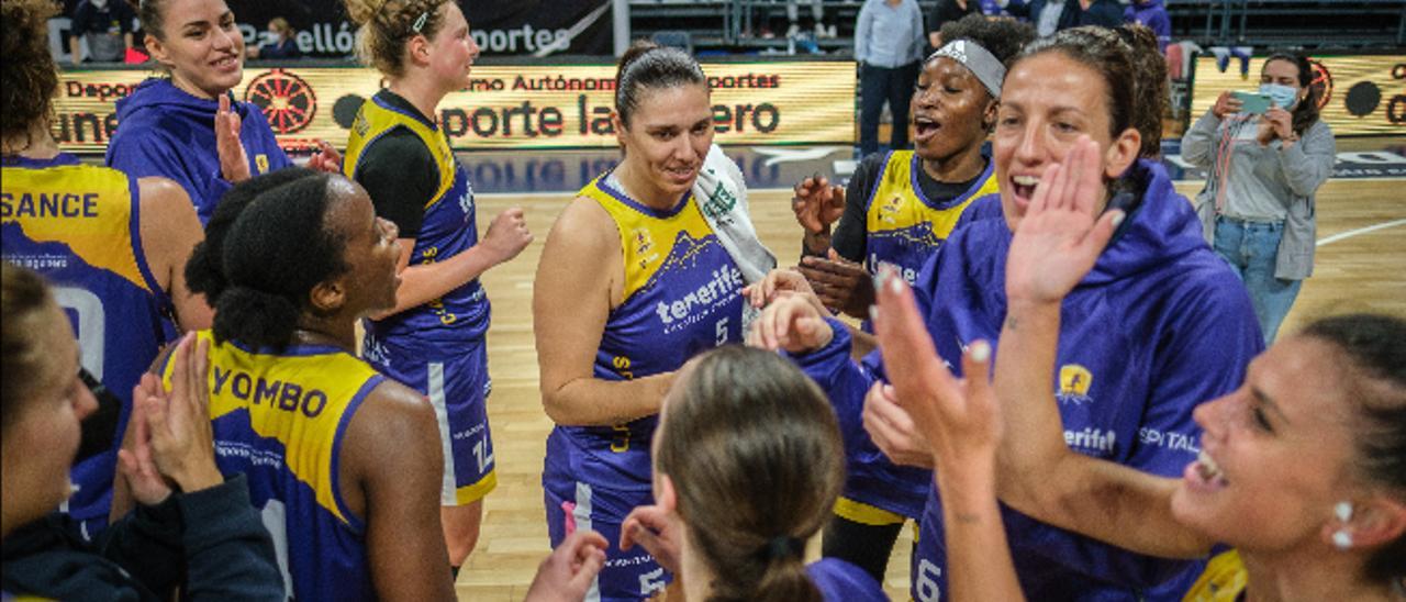 Las jugadoras del Clarinos Tenerife celebran su victoria del domingo contra el Spar.