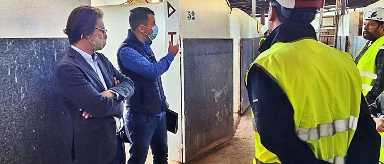 Salvador Losa, a la izquierda, visitando las obras. | C.E.