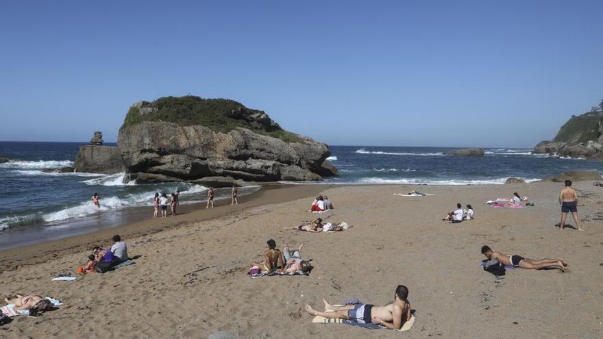 Los asturianos vuelven a las playas para celebrar la entrada en la fase 2