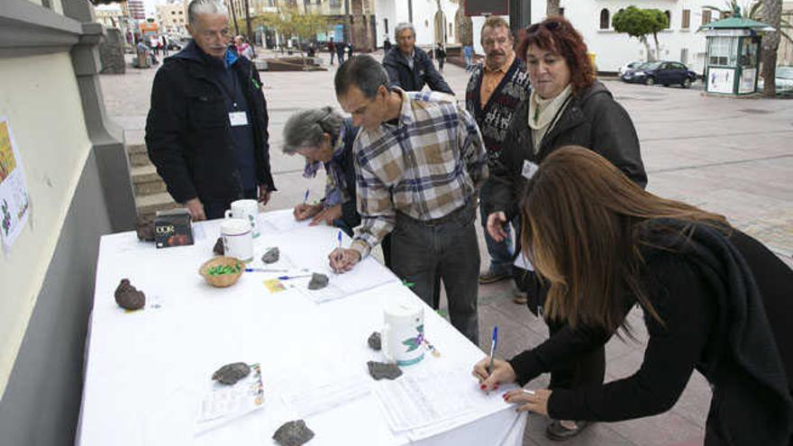 Varios vecinos firman en la mesa del colectivo de enfermos de cáncer, ayer.