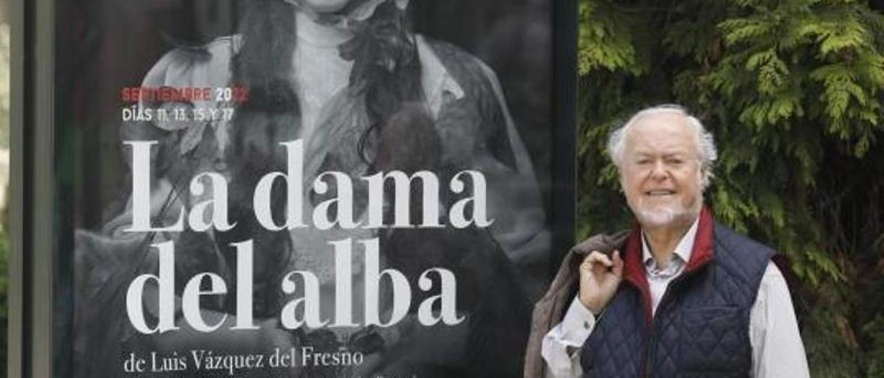 El compositor Luis Vázquez del Fresno junto a un cartel de “La dama del alba”, en la calle Marqués de Santa Cruz de Oviedo. | Luisma Murias