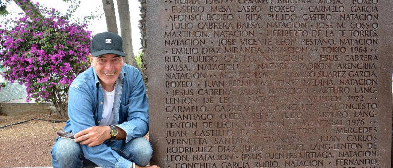 Fernando señala sus apellidos en el monolito de la plaza de los Olímpicos ubicada junto al Real Club Náutico y que se realizó como homenaje a todos los deportistas olímpicos.