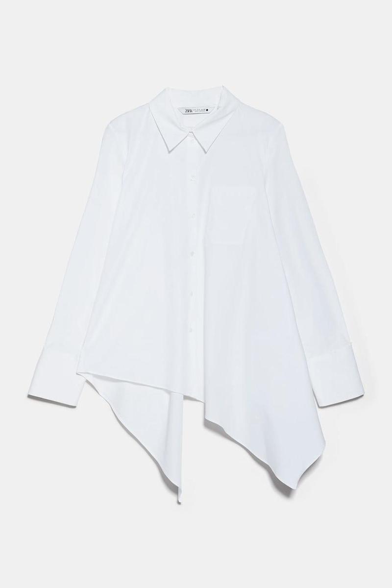 Blusa blanca asimétrica de Zara. (Precio: 29,95 euros. Precio rebajado: 15,99 euros)