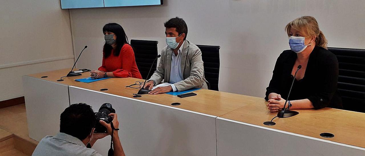 Carlos Mazón anuncia los cambios flanqueado por las vicepresidentas Julia Parra y Ana Serna. | INFORMACIÓN