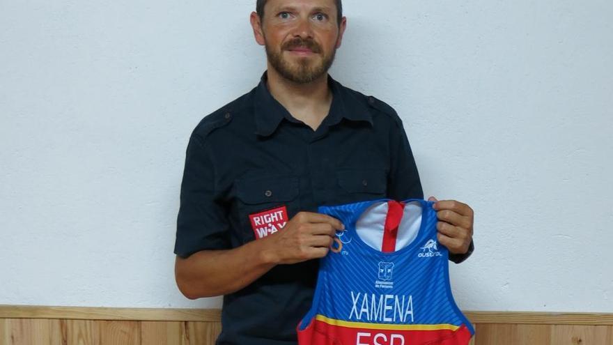 Bernat Xamena posa con la camiseta con la que competirá en Suiza.