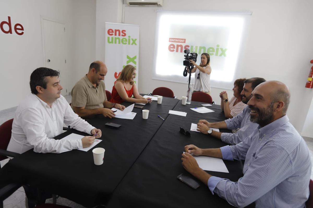 Las delegaciones de Ens Uneix y el PSPV se reúnen antes de anunciar el acuerdo.