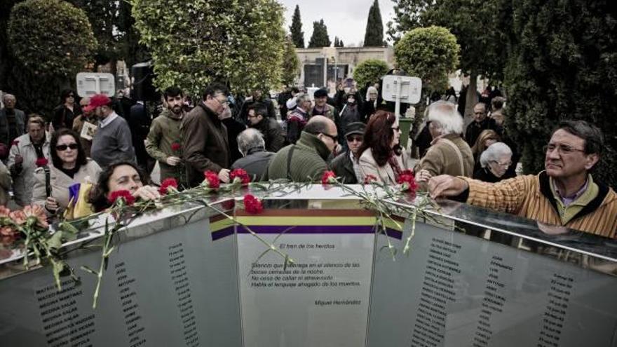 Homenaje a las víctimas del franquismo en el Cementerio, ayer