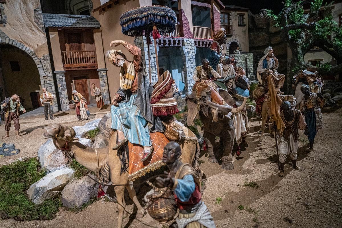 Barcelona estrena un belén tradicional más grande que nunca en la plaza Sant Jaume