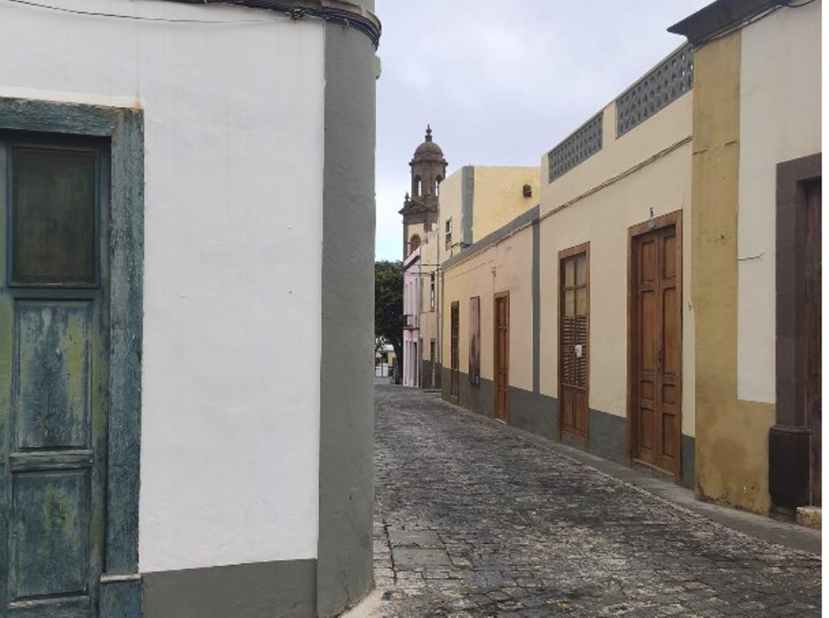 La cúpula de la iglesia sobresale sobre las viviendas, en el centro de Guía