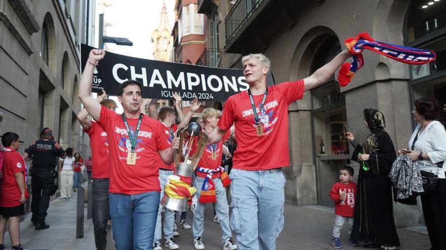 Els jugadors de l'Igualada celebren la conquesta a l'Europe Cup a la ciutat