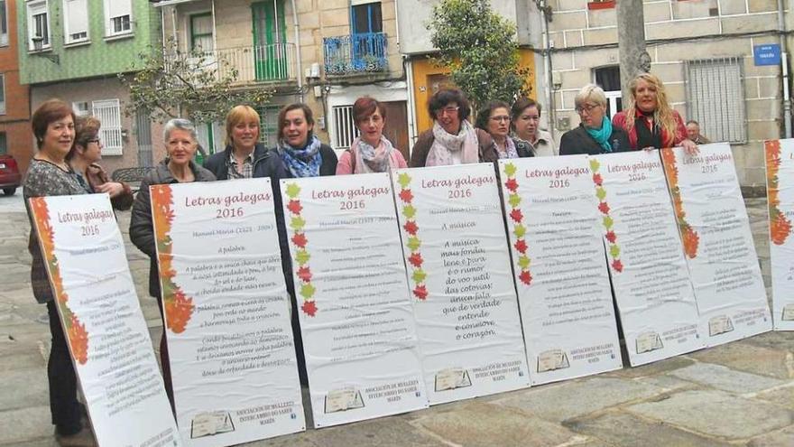 As mulleres da asociación Intercambio do Saber cos paneis que distribuiron pola vila. // S.A.
