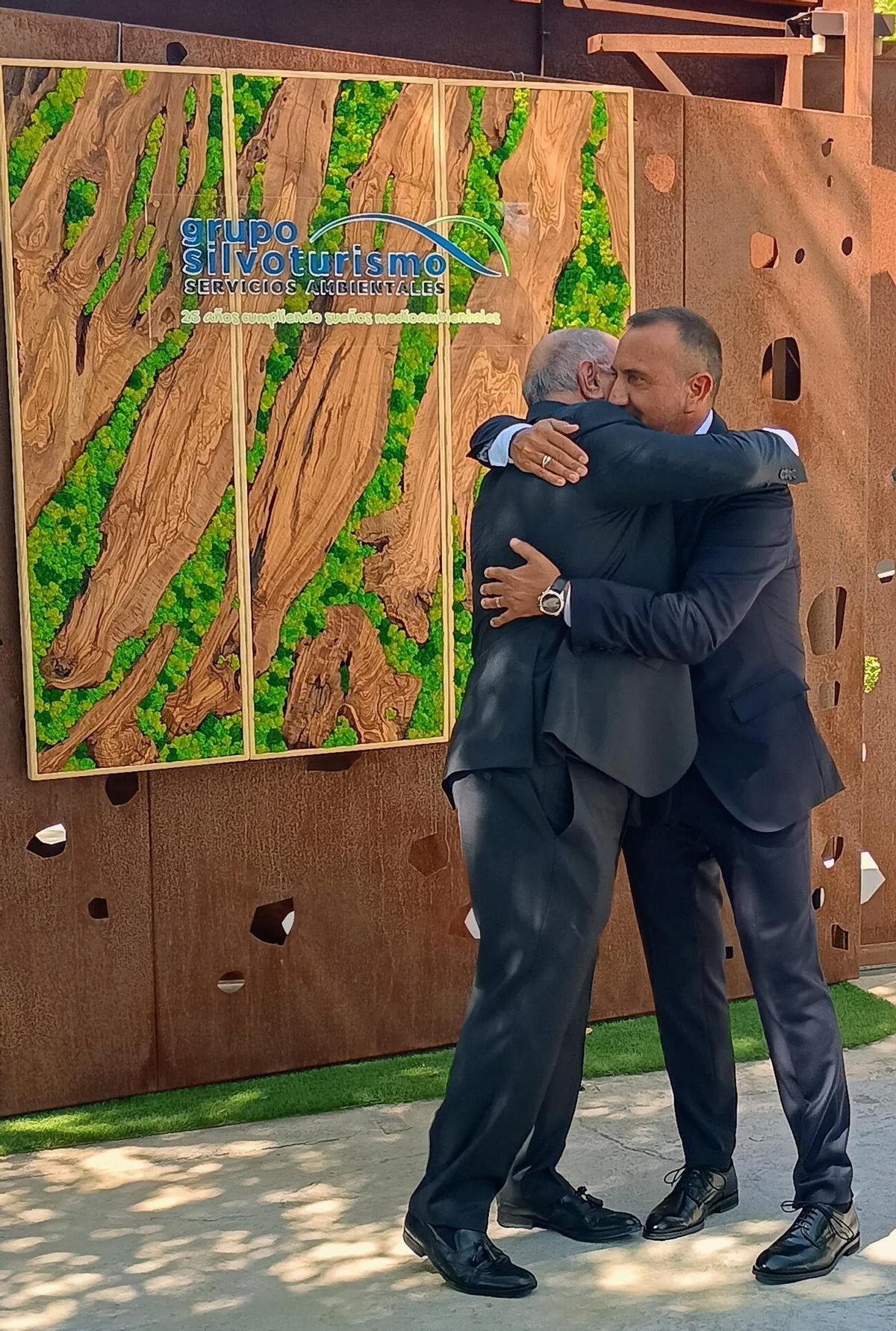 El abrazo de padre e hijo, Arturo Collados ambos, dos generaciones, y un sueño común convertido en empresa.