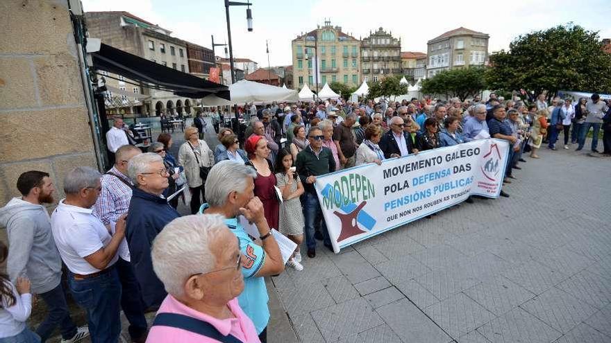 Participantes en la protesta que tuvo lugar ayer en la Praza de Ourense. // Gustavo Faro
