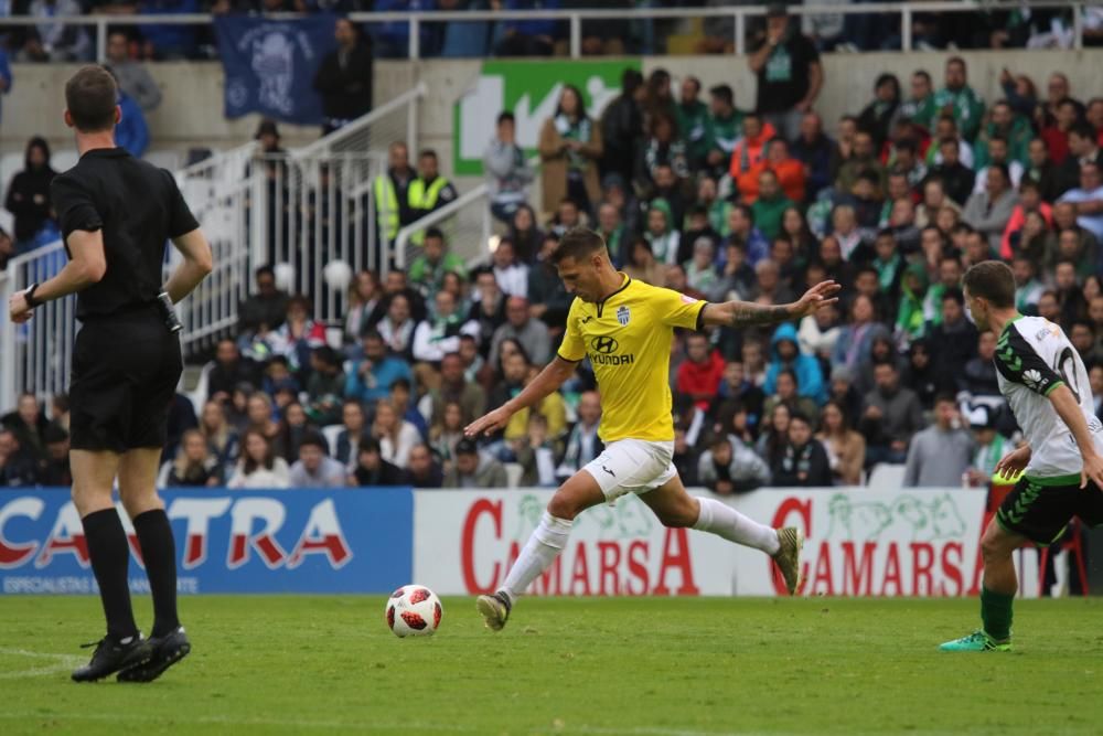 El Atlético Baleares sobrevive con nueve en El Sardinero